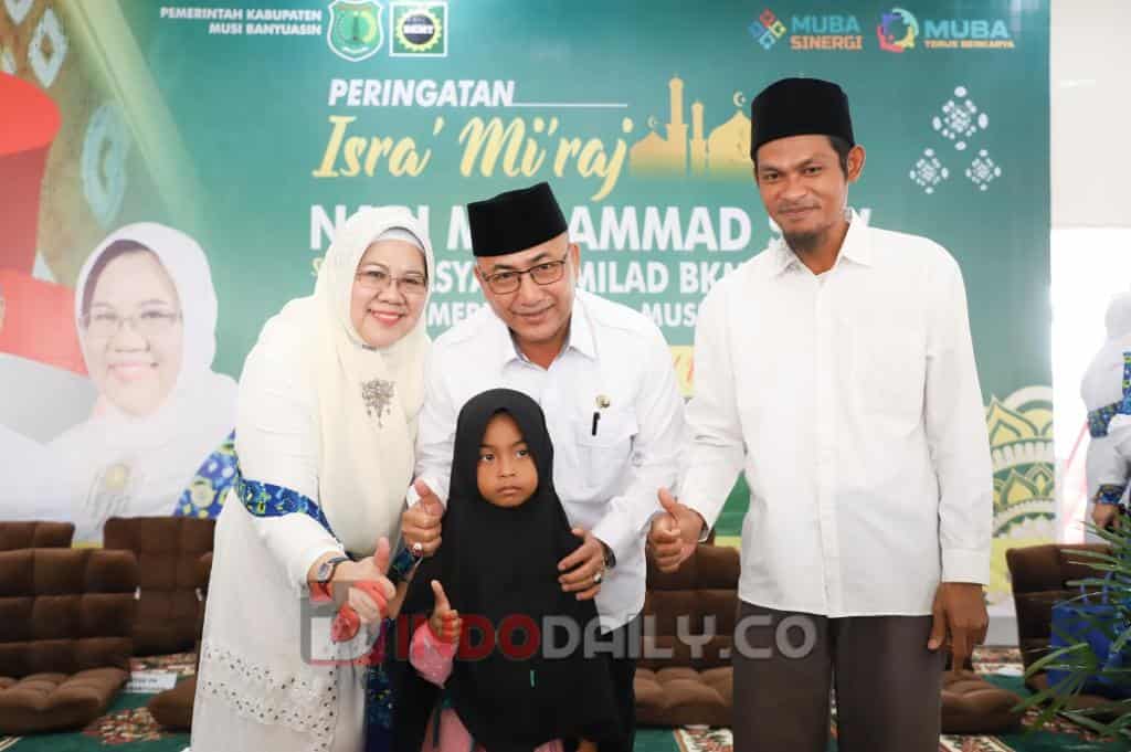 Pj Bupati Apriyadi berangkatkan umroh orangtua Hafiza di Muba