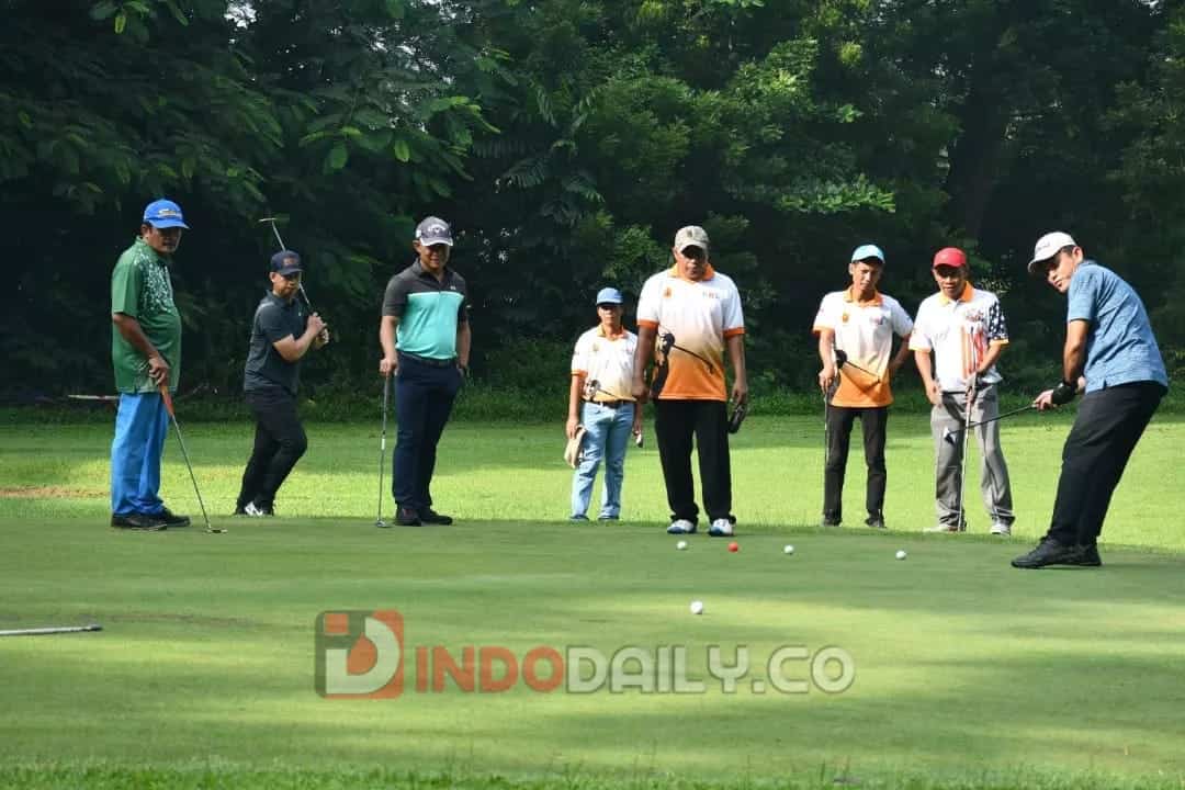Danrem 081/DSJ Kolonel (Inf) Deni Rejeki saat golf bareng forkopimda dan sahabat Korem 081/DSJ, Rabu (22/2/2023) di Lapangan Golf Madiun