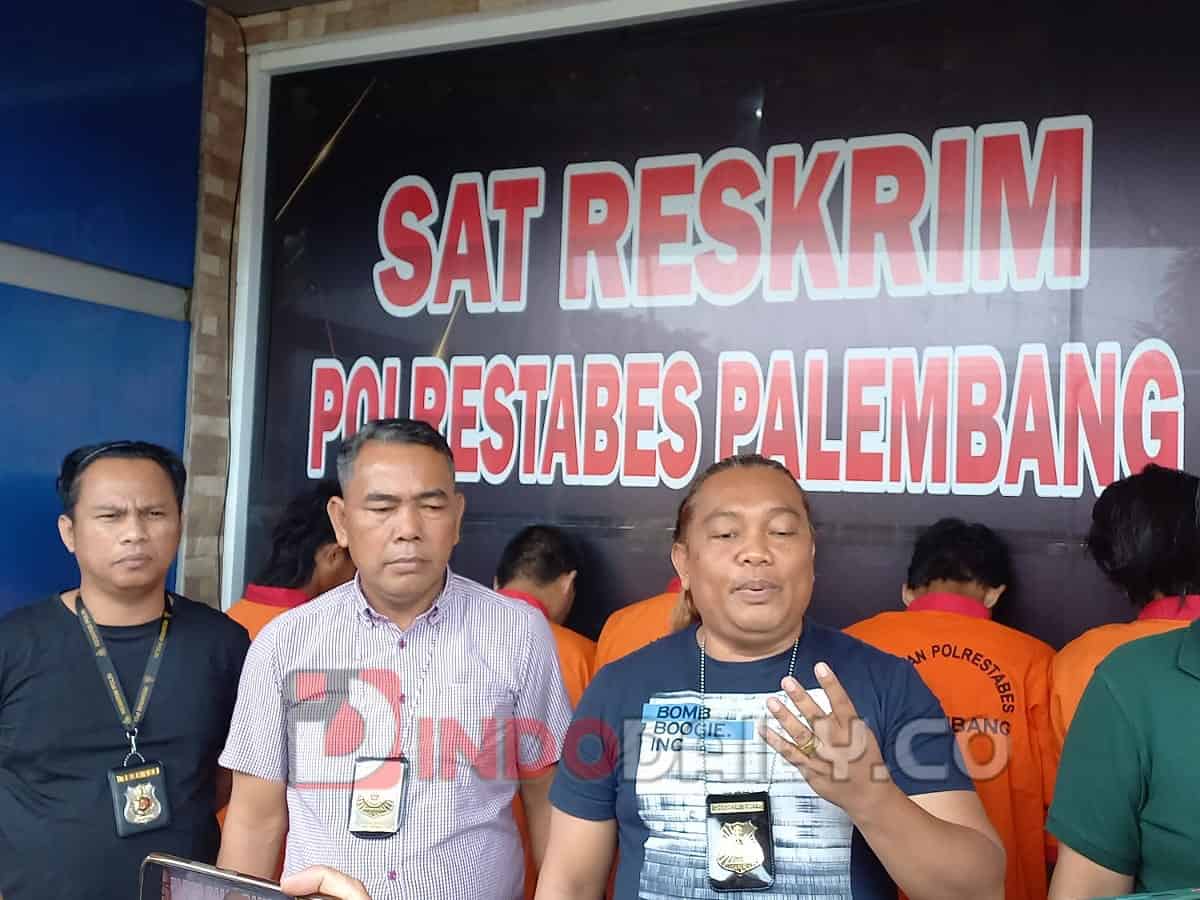 Anggota opsnal Unit Pidum dan Tim Tekab 134 Satreskrim Polrestabes Palembang berhasil meringkus lima komplotan pencurian bobol rumah kosong.
