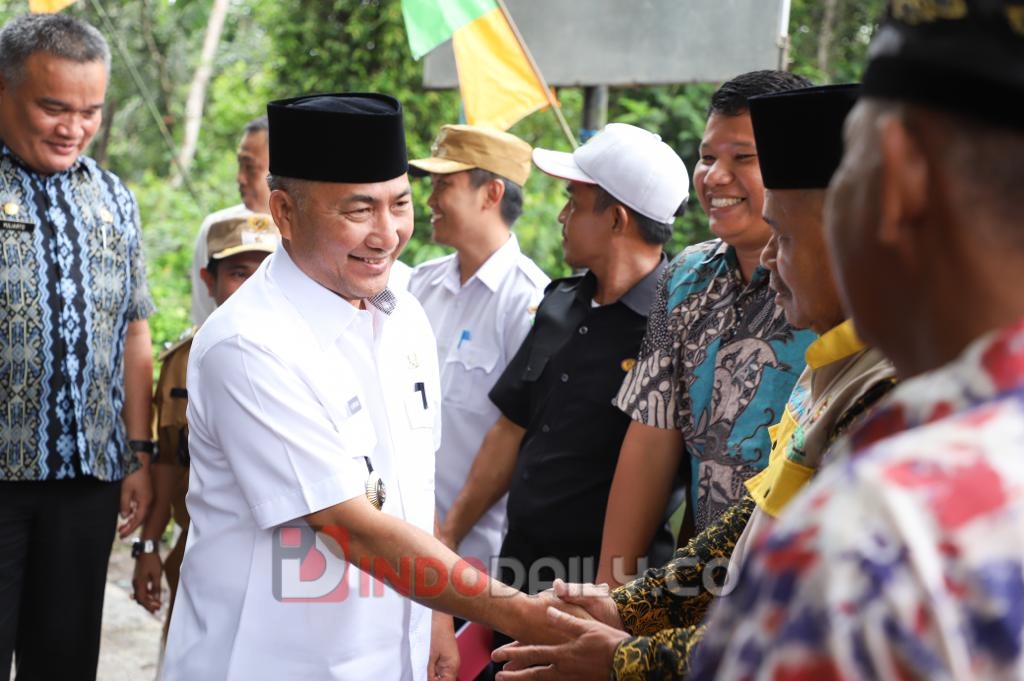 Pj Bupati Apriyadi Mahmud saat berkunjung ke Desa Pengaturan Kecamatan Batanghari Leko, Kamis (23/2/2023) siang