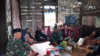 Komandan Koramil 401-02/Babat Toman saat mengunjungi Homsyah, istri mendiang Nangcik yang meninggal dunia karena sakit, Jumat (24/02/2023)