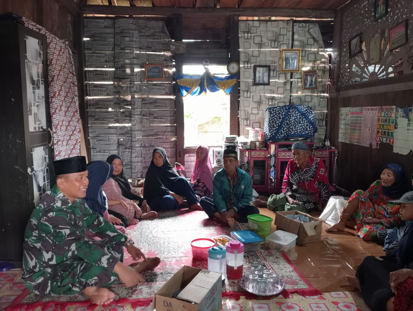 Komandan Koramil 401-02/Babat Toman saat mengunjungi Homsyah, istri mendiang Nangcik yang meninggal dunia karena sakit, Jumat (24/02/2023)