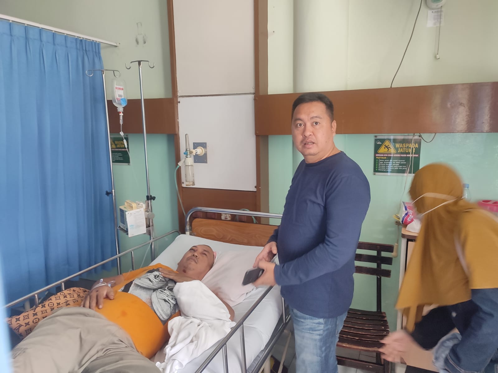 Muhammad Hendra (51), korban begal di Tegal Binangun saat dirawat di RS RK Charitas Palembang