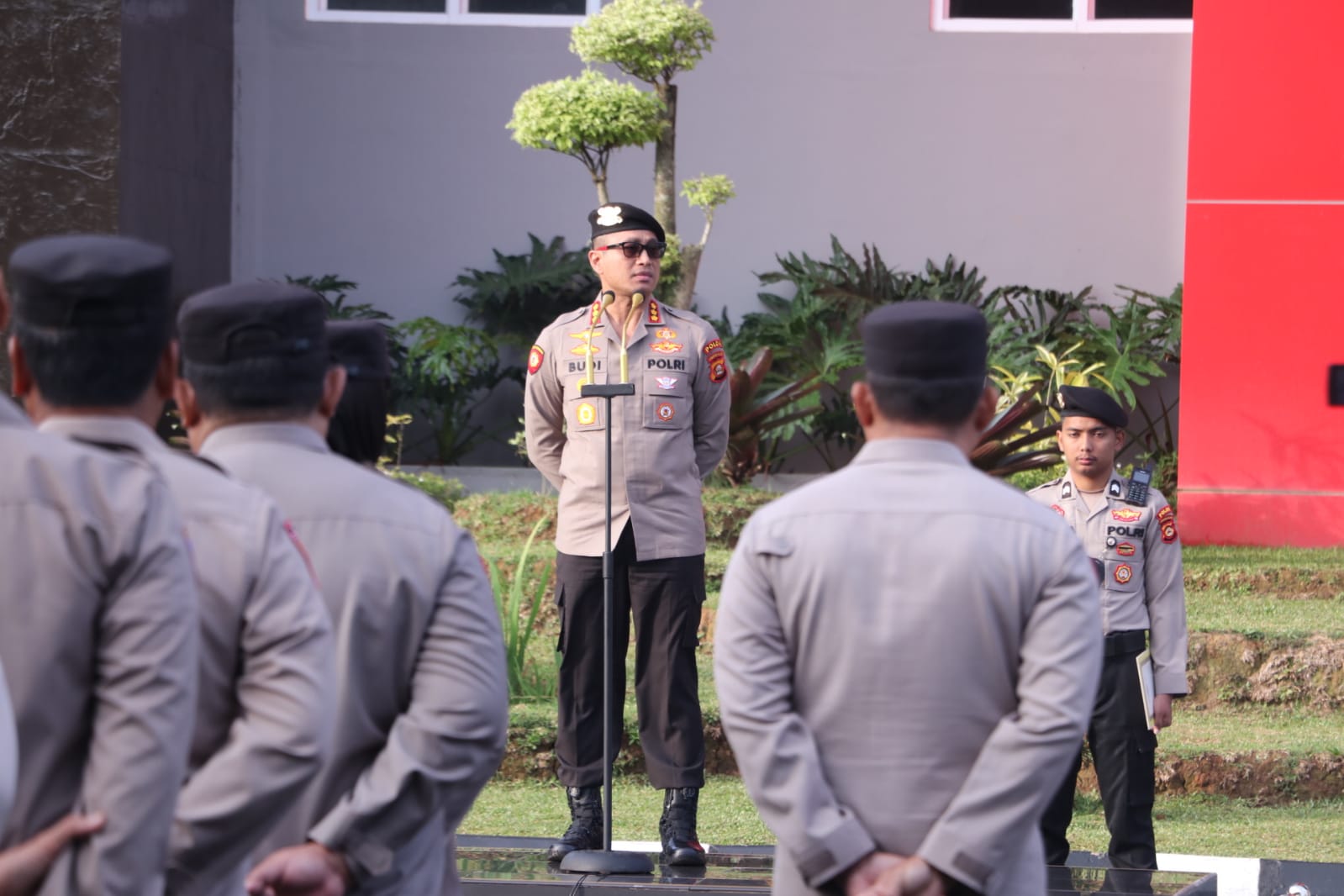 Dirsamapta Polda Sumsel Kombes Pol Budi Mulyanto SIK MH memimpin apel pagi di lapangan Apel Mapolda Sumsel Senin (27/02/2023)