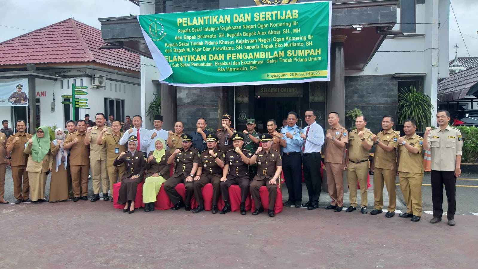 Kejaksaan Negeri Kabupaten Ogan Komering Ilir menggelar upacara sertijab Kasi Pidana Khusus, Kasi Intel dan satu Kasubsi, Selasa (28/02/2023) di halaman Kejaksaan Negeri OKI.