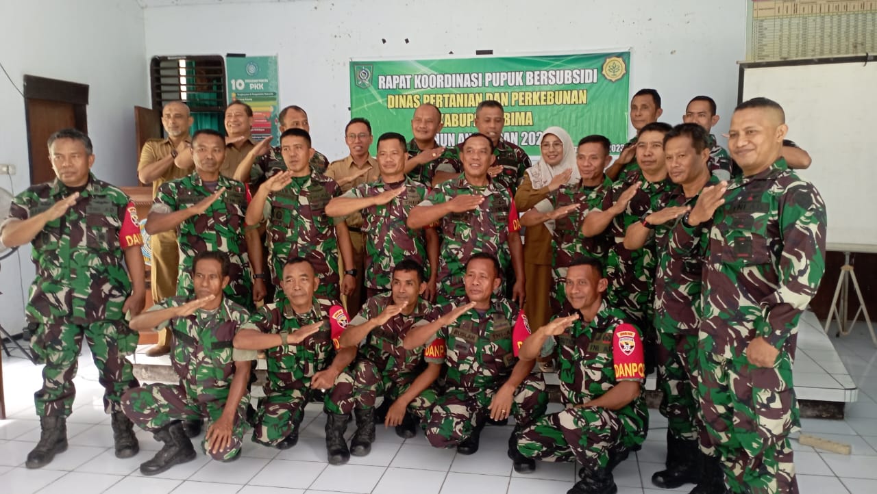 Anggota Kodim 1608/Bima menghadiri acara Rapat Koordinasi terkait Pupuk bersubsidi