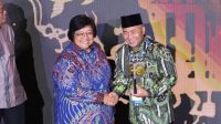 Menteri KLHK Siti Nurbaya saat menyerahkan Penghargaan Anugerah Adipura 2022 kepada Pj Bupati Muba Apriyadi Mahmud