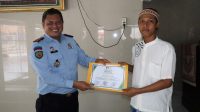 Kalapas Sekayu, Ronald Heru Praptam saat memberikan penghargaan kepada Tahfidz Alquran dari Lapas Sekayu, Selasa (28/2/2023)