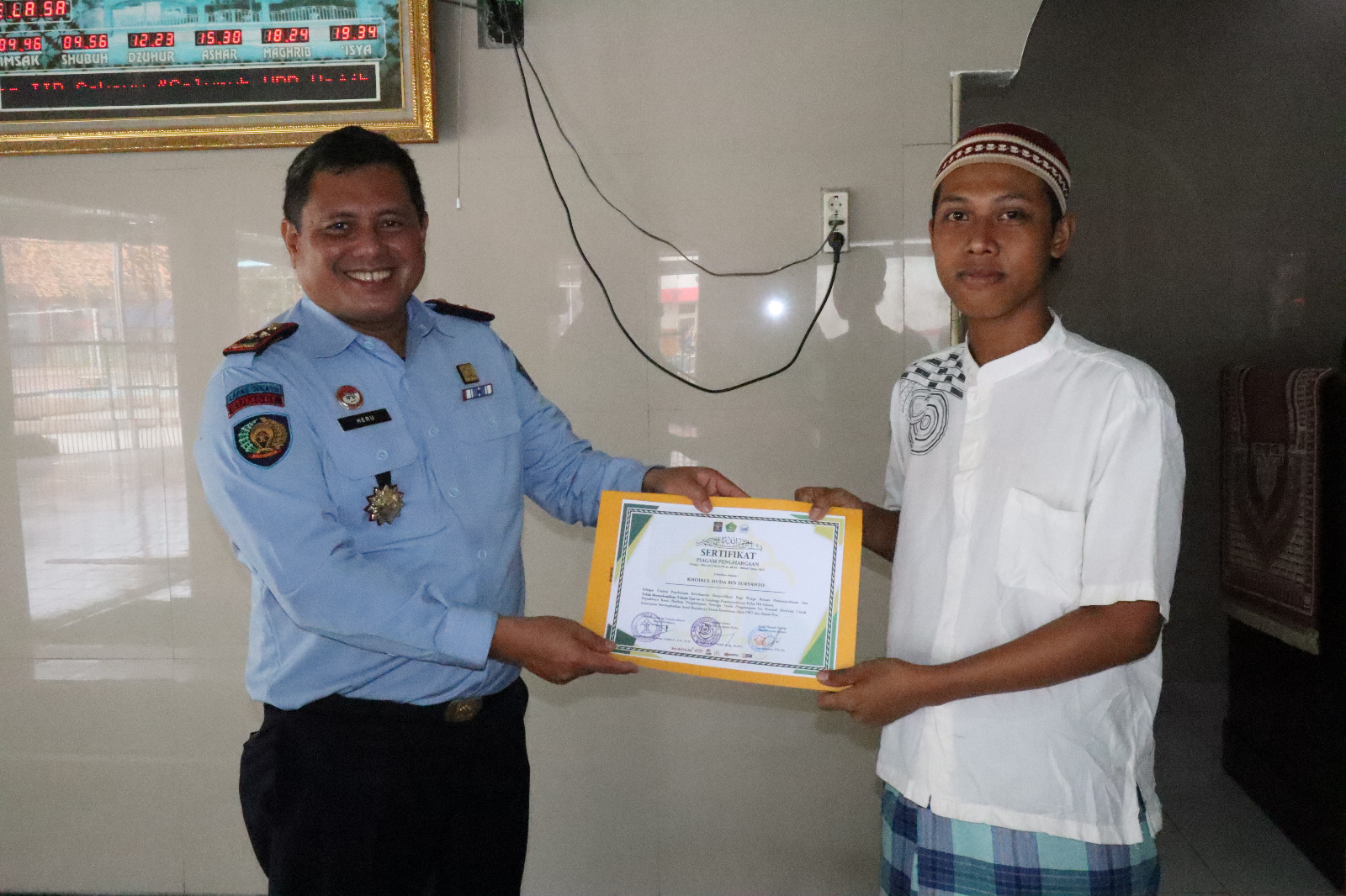 Kalapas Sekayu, Ronald Heru Praptam saat memberikan penghargaan kepada Tahfidz Alquran dari Lapas Sekayu, Selasa (28/2/2023)