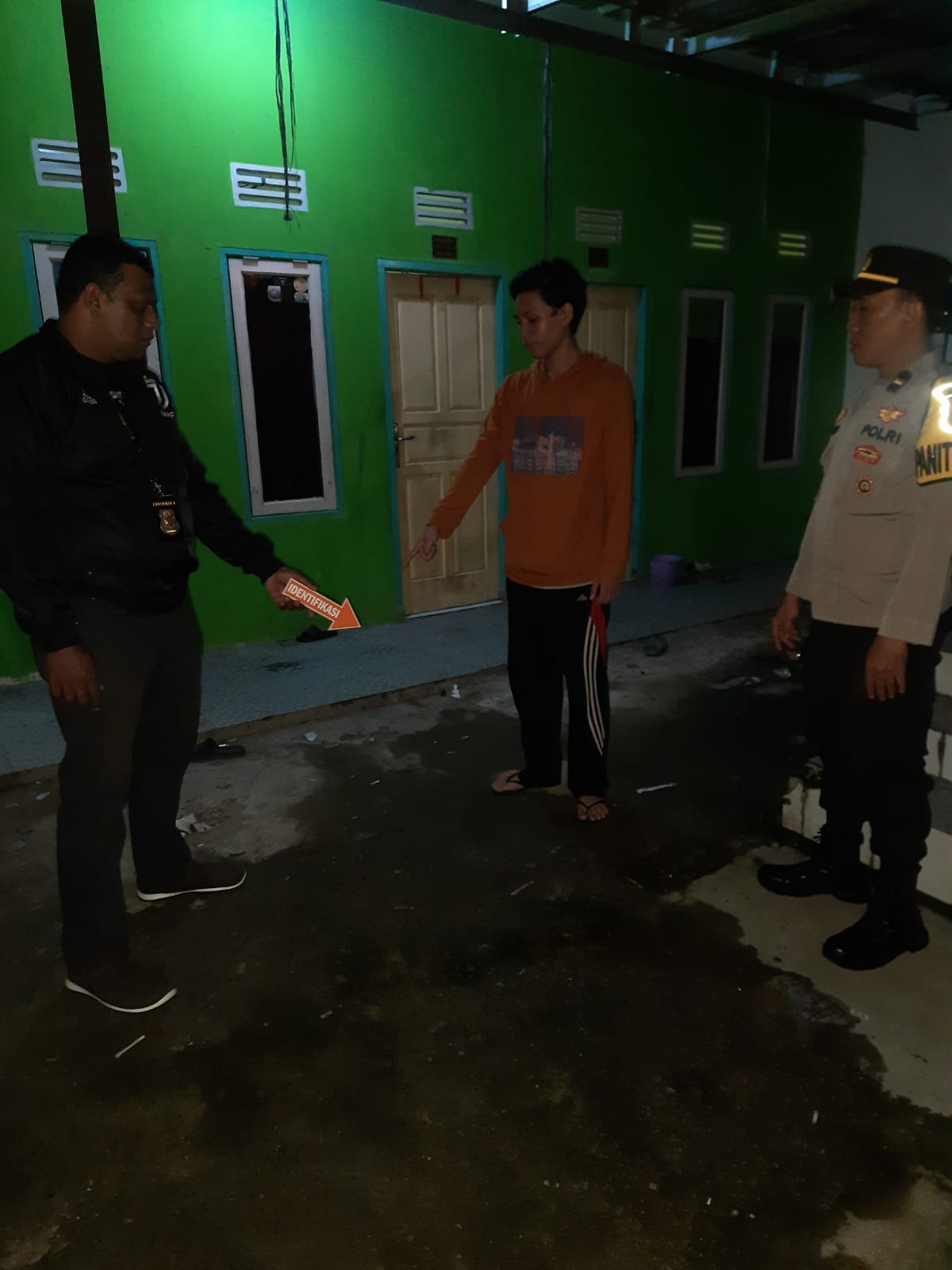 Anggota Piket Reskrim Unit Pidkor, dan Unit Identifikasi Polrertabes Palembang saat olah TKP