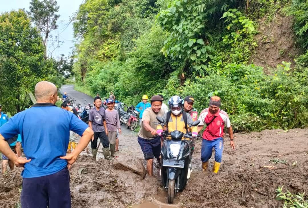 Suasana saat Kolaborasi Babinsa Banding Agung dan Warga Berhasil Bersihkan Jalan Akibat Longsor di Desa Surabaya, Kecamatan Banding Agung Kabupaten OKU Selatan, Sumsel, Selasa (28/02/2023). Foto: Ist./Indodaily.co