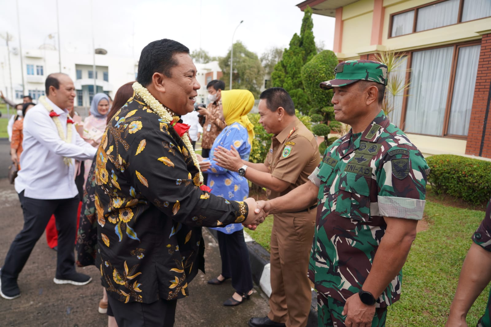 Kasdam II/Swj, Brigjen TNI Izak Pangemanan bersama Forkopimda Sumsel Sambut Kunker Kepala BNPT dan Kepala BNN RI, bertempat di Bandara Sultan Mahmud Badaruddin (SMB) II Palembang, Selasa (28/02/2023). Foto: Ist./Indodaily.co