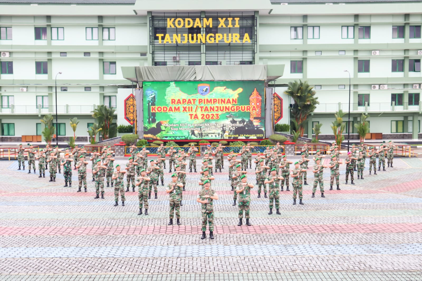 Panglima Kodam XII/Tanjungpura Mayjen TNI Sulaiman Agusto SIP MM secara resmi membuka Rapat Pimpinan Kodam XII/Tpr TA 2023 bertempat di Aula Sudirman, Makodam XII/Tpr, Selasa (28/02/2023). Foto: Pendam XII/Tpr/Indodaily.co