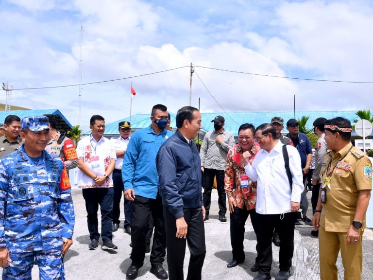 Presiden Joko Widodo dan Ibu Iriana Joko Widodo tiba di Pangkalan TNI AU Anang Busra, Kota Tarakan, Provinsi Kalimantan Utara (Kaltara), pada Selasa, 28 Februari 2023, Foto: BPMI Setpres.