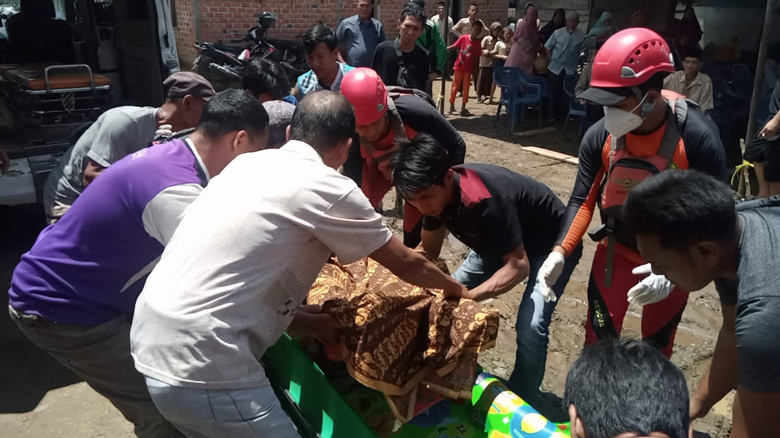 Proses Evakuasi korban Heri (43) oleh Team SAR Gabungan, Sabtu (11/03/2023).