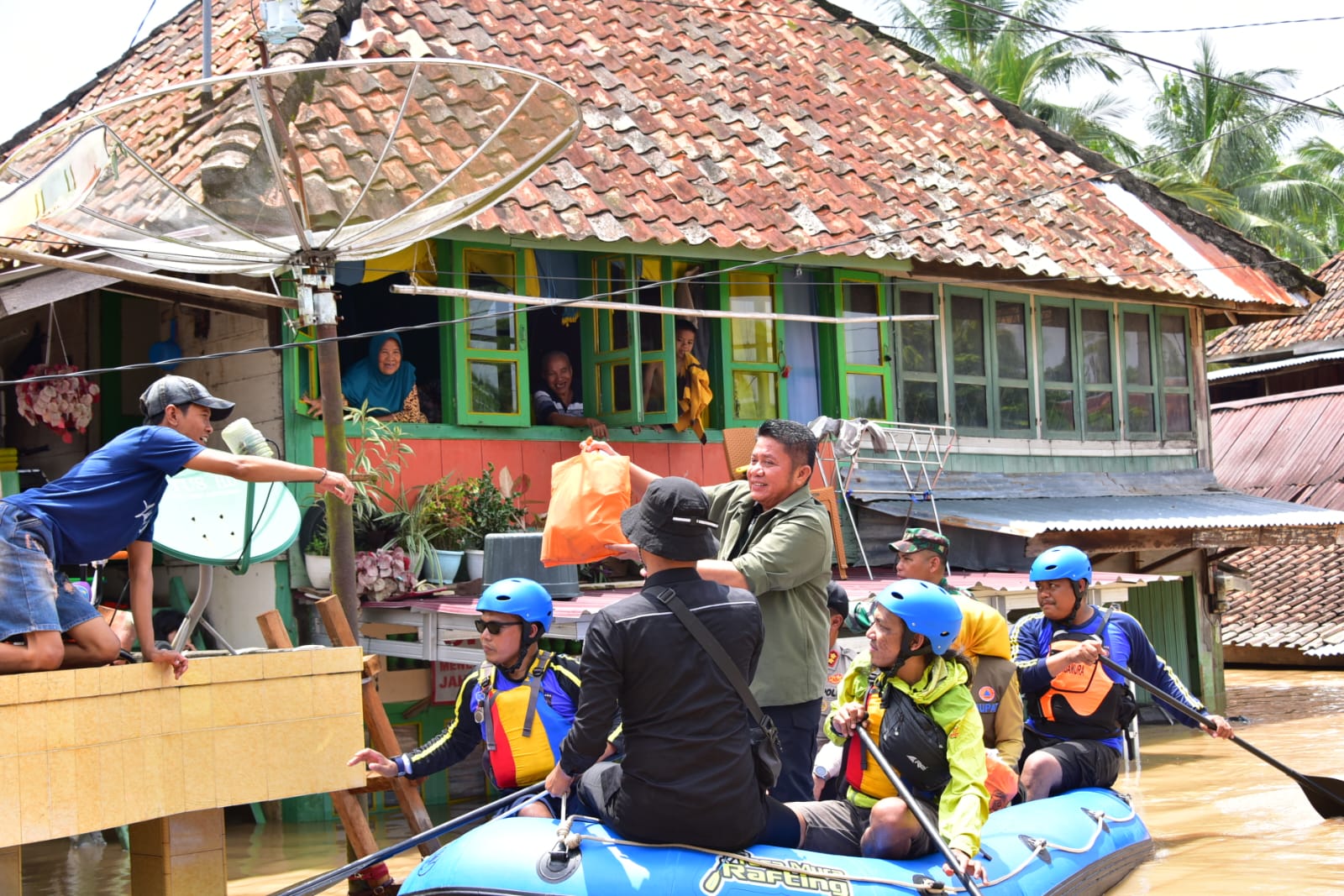 Naik Perahu, GUbernur Sumsel Antar Langsung Bantuan untuk Korban Banjir Muara Kelingi (Dok. Humas Pemprov Sumsel)