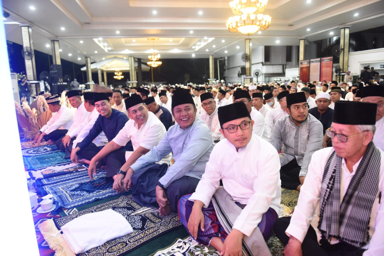 Salat Tarawih Berjemaah Perdana di Griya Agung, Gubernur Sumsel Ingatkan Pentingnya Ketersediaan Bahan Pokok di Pasaran (Dok. Humas Pemprov Sumsel)