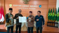 Asisten I Setda Muba H Yudi Herzandi SH MH saat penyerakan SK Plh Camat Sekayu, Kamis (2/03/2023) di Aula Kantor Camat Sekayu.