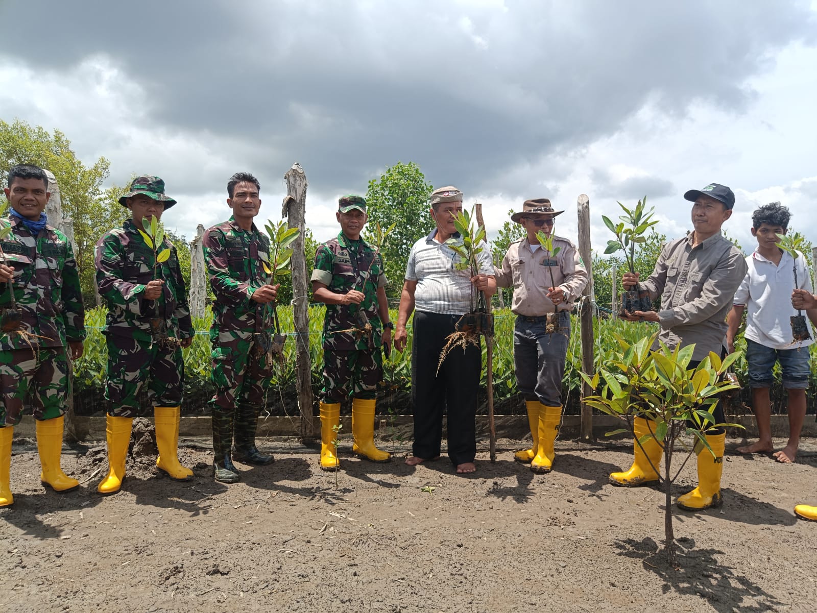 Kasdim 0402 OKI Meninjau Lokasi Penanaman Pohon Mangrove di Desa Sungai Batang