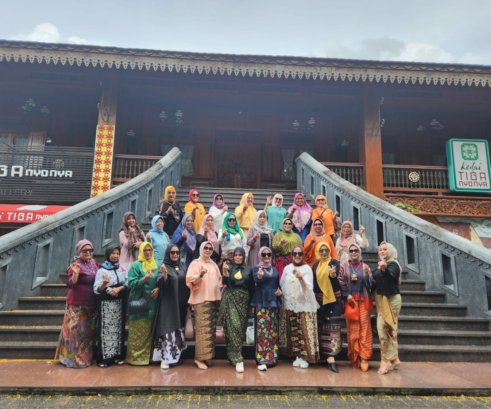 Pengurus Pemberdayaan Perempuan UMKM (PPUMI) Sumsel usai pertemuan, Jumat (3/3/2023) di RM Tiga Nyonya Palembang