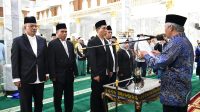 Bupati OKI H Iskandar SE melantik pimpinan Badan Amil Zakat Nasional (Baznas) OKI periode 2023-2028 di Masjid Agung Sholihin Kayuagung, Jumat (3/3/23)