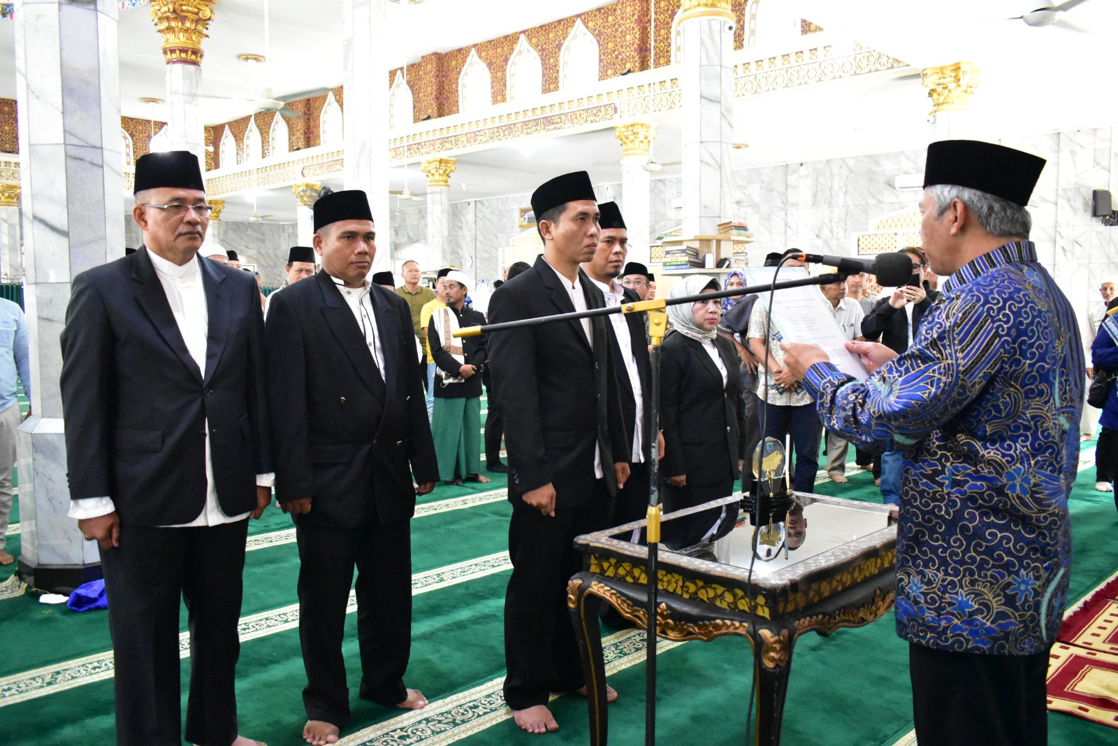 Bupati OKI H Iskandar SE melantik pimpinan Badan Amil Zakat Nasional (Baznas) OKI periode 2023-2028 di Masjid Agung Sholihin Kayuagung, Jumat (3/3/23)