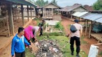 gotong royong melakukan pembersihan sampah dan rumput liar di areal Pasar Kampung Tanjung Raya Kecamatan Rebang Tangkas Kabupaten Way Kanan, Jumat (03/03/2023).