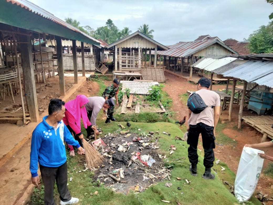 gotong royong melakukan pembersihan sampah dan rumput liar di areal Pasar Kampung Tanjung Raya Kecamatan Rebang Tangkas Kabupaten Way Kanan, Jumat (03/03/2023).