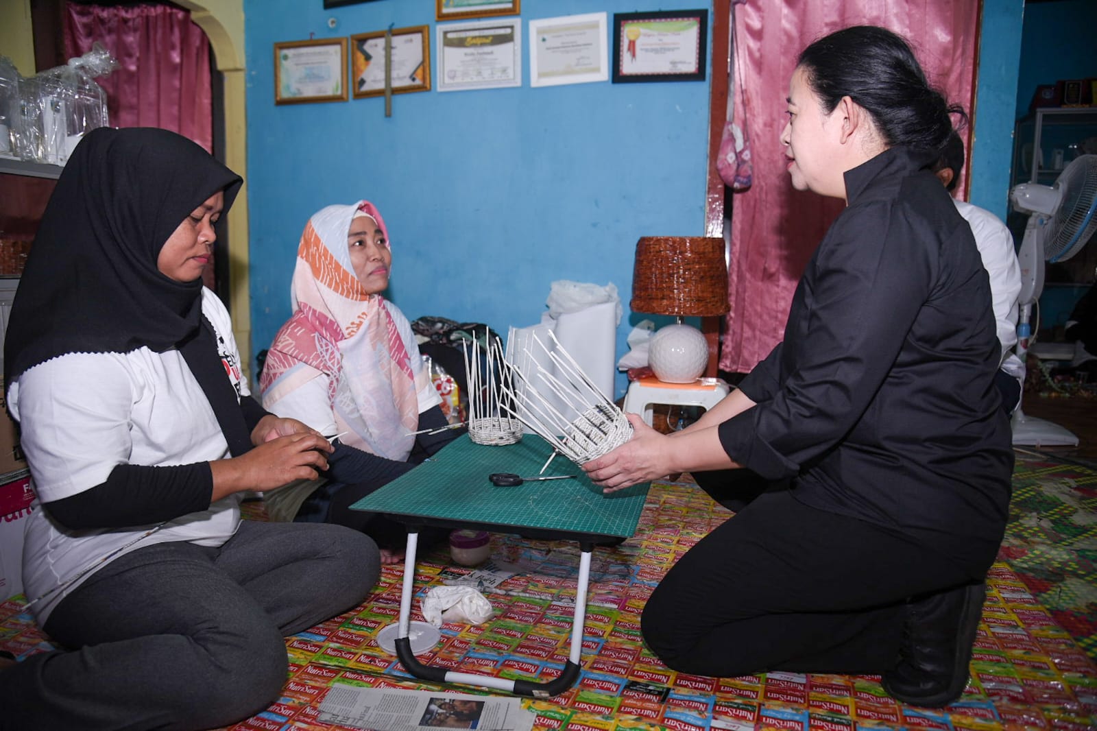 Ketua DPR RI Puan Maharani saat mengunjungi Bank Sampah Komunitas Kebumen Gemilang Sejahtera (KGS) yang berada di permukiman warga di Kecamatan Ilir Timur, Palembang Sumsel (Dok. Humas PDIP Sumsel / Indodaily.co)