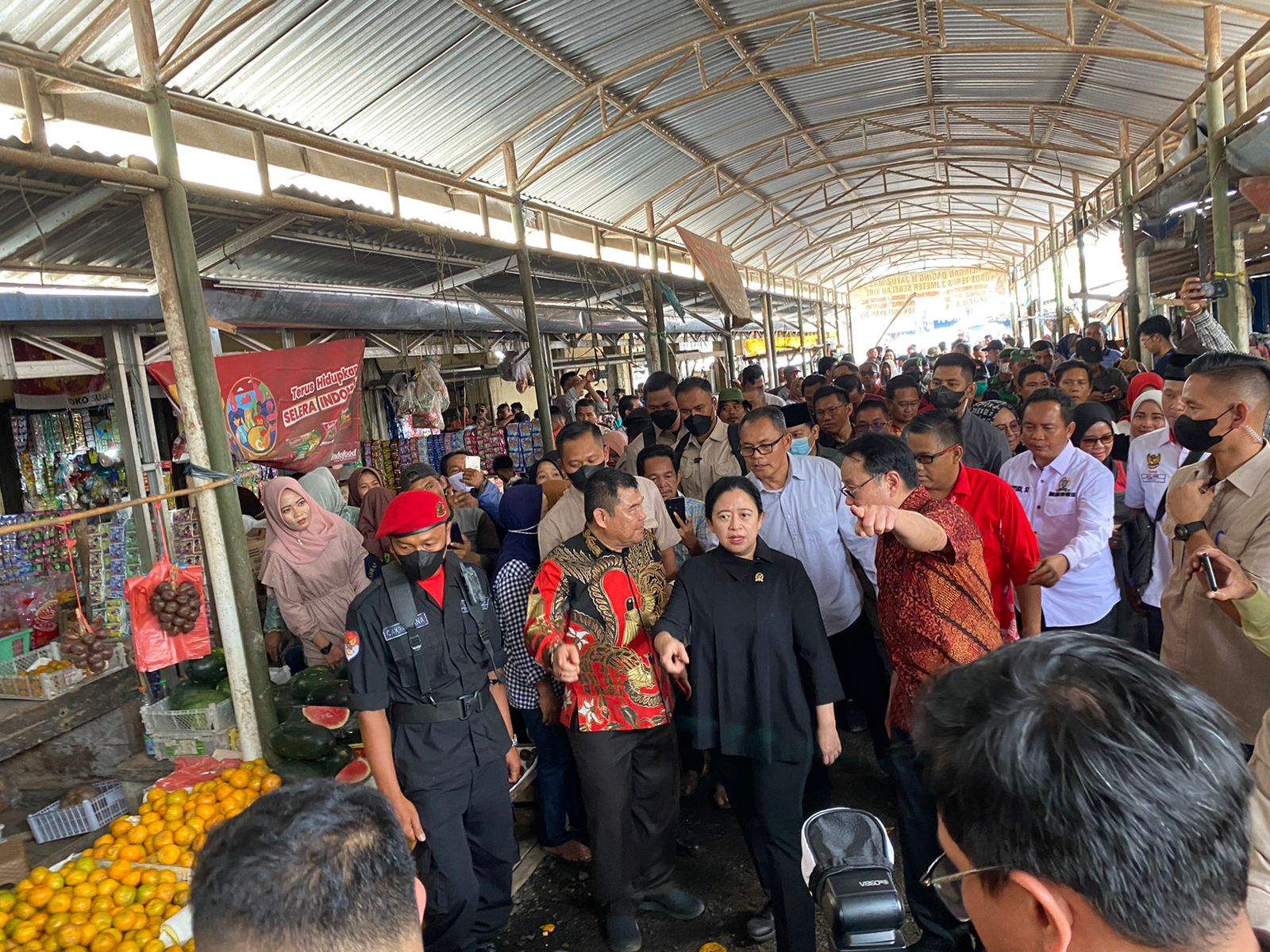 Ketua DPR RI Puan Maharani usai memberikan kuliah umum di Unsri dan mengunjungi Kampung Tenun Desa Muara Penimbung Ulu, Kecamatan Indralaya