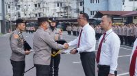 Kasat Narkoba Polres Ogan Komering Ilir AKP Najamudin saat menerima penghargaan dari Kapolda Sumsel Irjen Pol A Rachmad WIbowo SIK, Senin (6/3/2023)