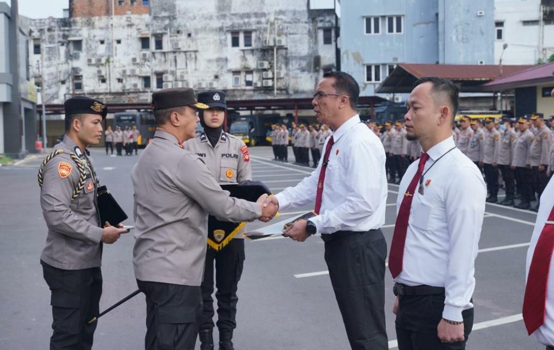 Kasat Narkoba Polres Ogan Komering Ilir AKP Najamudin saat menerima penghargaan dari Kapolda Sumsel Irjen Pol A Rachmad WIbowo SIK, Senin (6/3/2023)