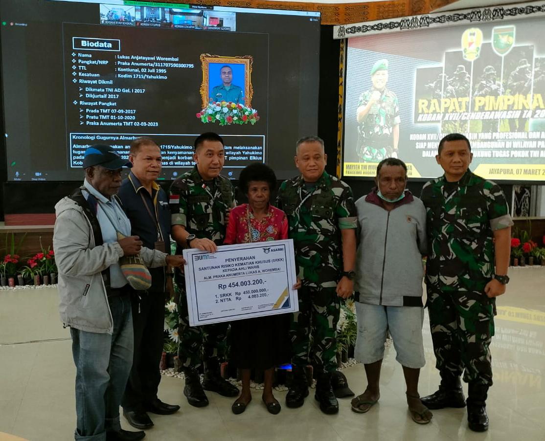 Pangdam XVII/Muhammad Saleh Mustafa saat memberikan bantuan kepada keluarga Almarhum Praka Anumerta Lukas A. Woremba