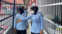 Kepala Lapas Perempuan Kelas II A Palembang, Ike Rahmawati, bersama dengan Kepala KPLP, Emy Yunita saat mengecek secara langsung kondisi blok hunian Warga Binaan sebagai upaya pengawasan dan pengendalian (wasdal)