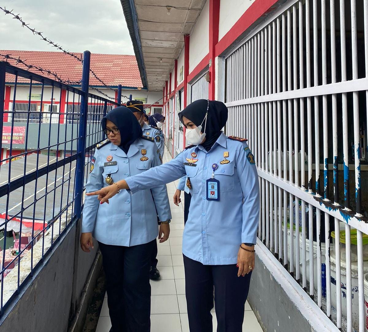 Kepala Lapas Perempuan Kelas II A Palembang, Ike Rahmawati, bersama dengan Kepala KPLP, Emy Yunita saat mengecek secara langsung kondisi blok hunian Warga Binaan sebagai upaya pengawasan dan pengendalian (wasdal)