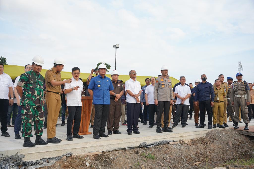 Gubernur Sumsel H Herman Deru bersama Wakapolda Sumsel Brigjen Pol M Zulkarnain SIK MSi saat Ground breaking Plant IV-C, Selasa (7/3/2023)