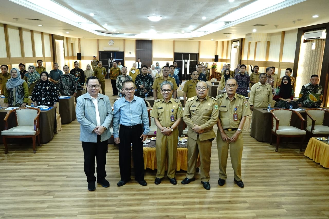 Sekda Sumsel, Ir. S.A Supriono saat menghadiri Rakor) Kepala Bagian Hukum Kabupaten/Kota Se-Sumsel sebagai bentuk koordinasi satu sama lain dalam menjalankan tugas pemerintahan dalam bidang hukum di daerah masing-masing bertempat di Hotel Swarna Dwipa, Selasa, (7/3/2023)