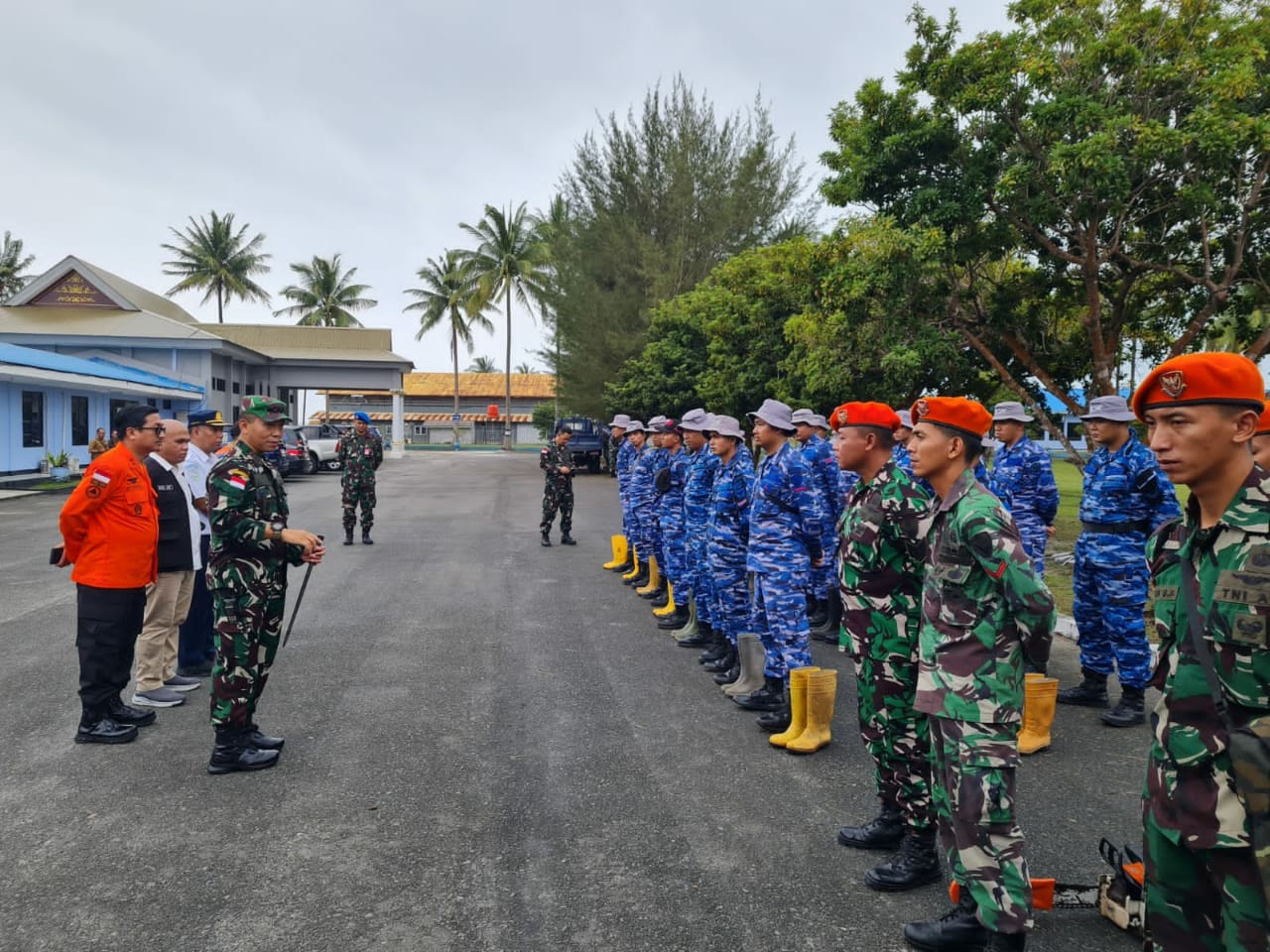 Danlanud RSA Kolonel Pnb Jajang Setiawan, S.M., M.Han., PSC(J)., bergerak cepat untuk mengirim personel Lanud RSA untuk membantu korban bencana banjir dan tanah longsor, di Pulau Serasan, Kabupaten Natuna, Riau, Selasa, (7/3/2023).