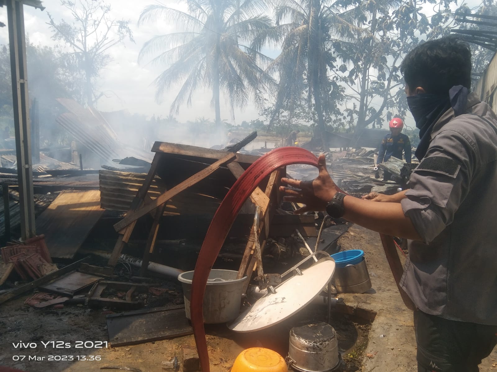 Rumah pengusaha meubel di Jalan Kolonel Wahid Udin, kelurahan Serasan Jaya, Kecamatan Sekayu terbakar, Selasa (7/3/2023) siang sekitar jam 12.30 WIB