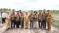Pj Bupati Muba Apriyadi Mahmud saat meninjau kebun sawit milik PT Guthrie Pecconina Indonesia