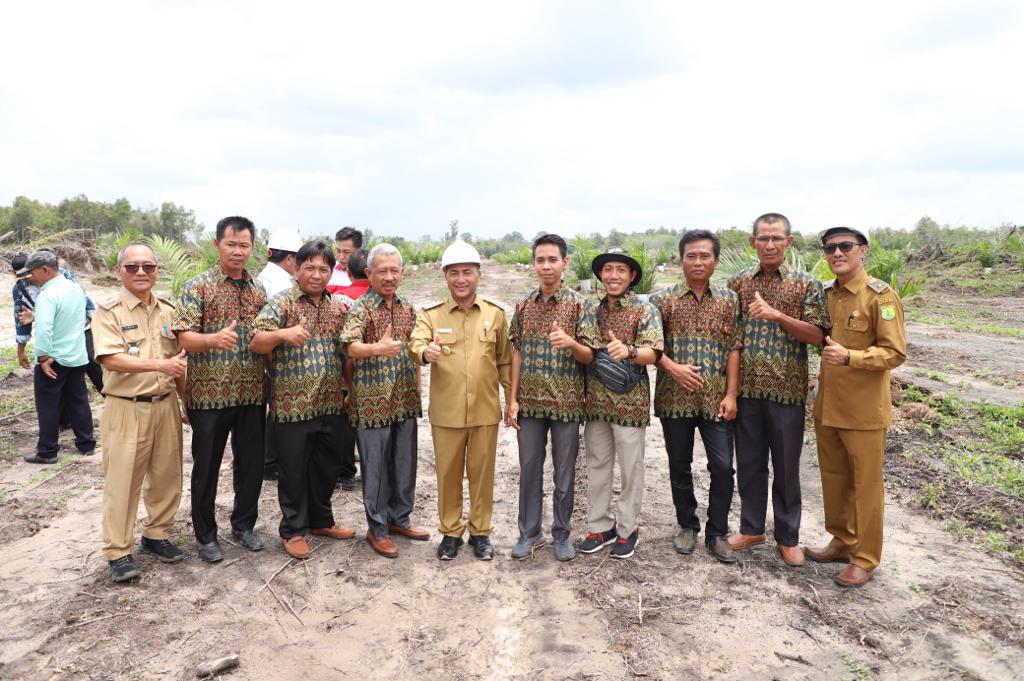 Pj Bupati Muba Apriyadi Mahmud saat meninjau kebun sawit milik PT Guthrie Pecconina Indonesia