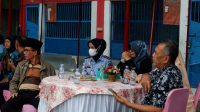 Ketua Dharma Wanita Kanwil Kemenkumham Sumsel, Ibu Rita Ilham Djaya saat mengunjungi Lapas Perempuan Palembang Kanwil Kemenkumham Sumsel, Selasa (07/03/2023). Foto: Ist./Indodaily.co