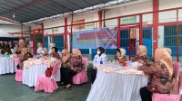 BKOW Sumsel saat memfasilitasi pelaksanaan pelatihan jumputan di Lapas Perempuan Palembang Kemenkumham Sumsel bekerjasama dengan Dinas Perindustrian, pada Rabu (08/03/2023). Foto:Ray/Indodaily.co