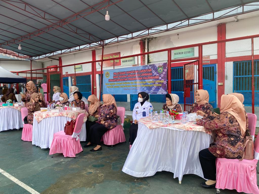 BKOW Sumsel saat memfasilitasi pelaksanaan pelatihan jumputan di Lapas Perempuan Palembang Kemenkumham Sumsel bekerjasama dengan Dinas Perindustrian, pada Rabu (08/03/2023). Foto:Ray/Indodaily.co
