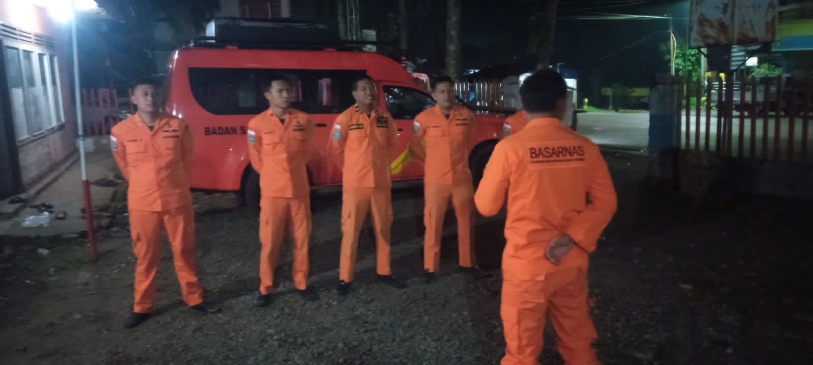 Tem Rescue Pos Sar Pagaralam saat apel pencarian terhadap Giga Danuri (11), korban tenggelam terseret arus saat berenang di Sungai Lematang (Bendungan_Red)