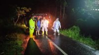 Personel Polsek Panjalu Polres Ciamis Polda Jabar mendatangi lokasi bencana alam tanah longsor di wilayah Desa Panjalu, Kecamatan Panjalu, Kabupaten Ciamis
