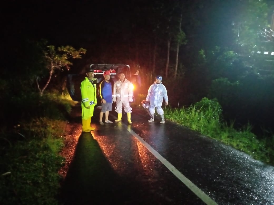 Personel Polsek Panjalu Polres Ciamis Polda Jabar mendatangi lokasi bencana alam tanah longsor di wilayah Desa Panjalu, Kecamatan Panjalu, Kabupaten Ciamis