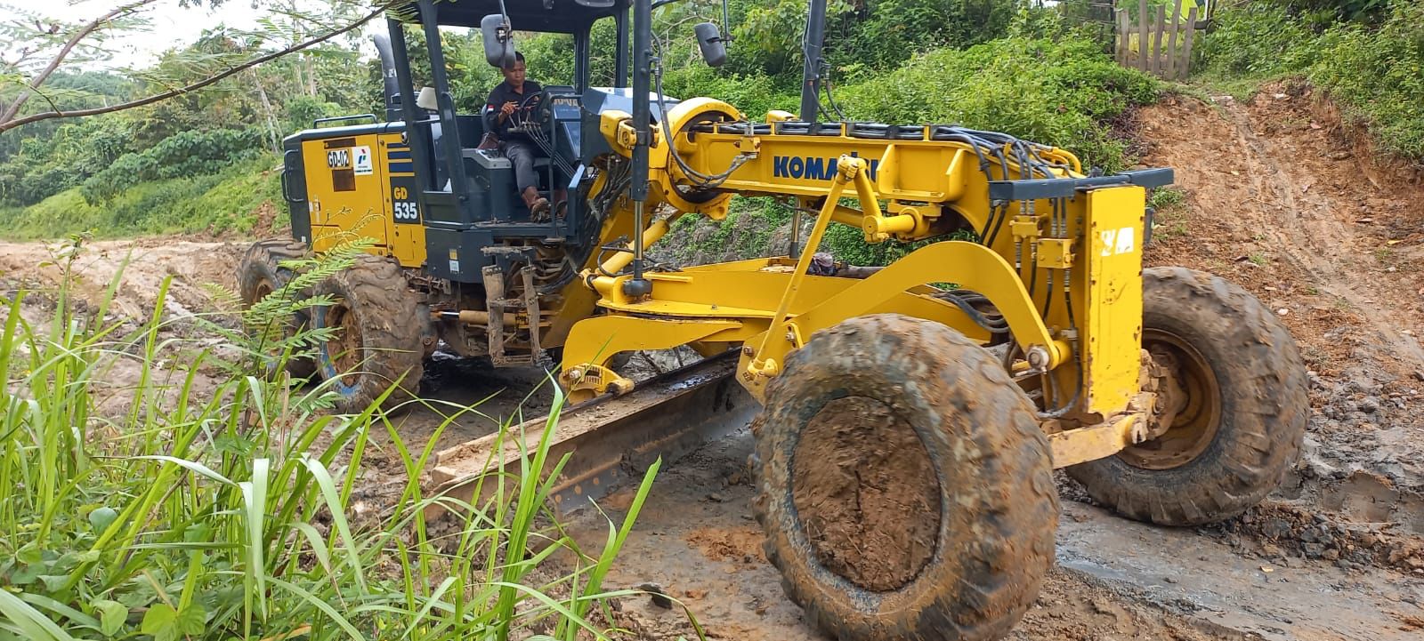 Sejumlah alat berat excavator mulai diturunkan dan Dinas PUPR