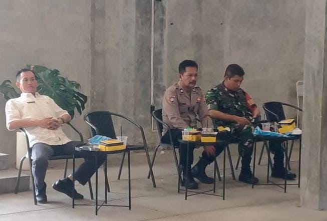 Personel Polsek Ciamis Polres Ciamis Polda Jabar menghadiri kegiatan rapat koordinasi di tingkat Desa Bendasari