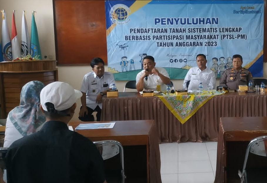 Kapolsek Cijeungjing Polres Ciamis Polda Jabar AKP Alan Dahlan menghadiri sosialisasi program PTSL - PM